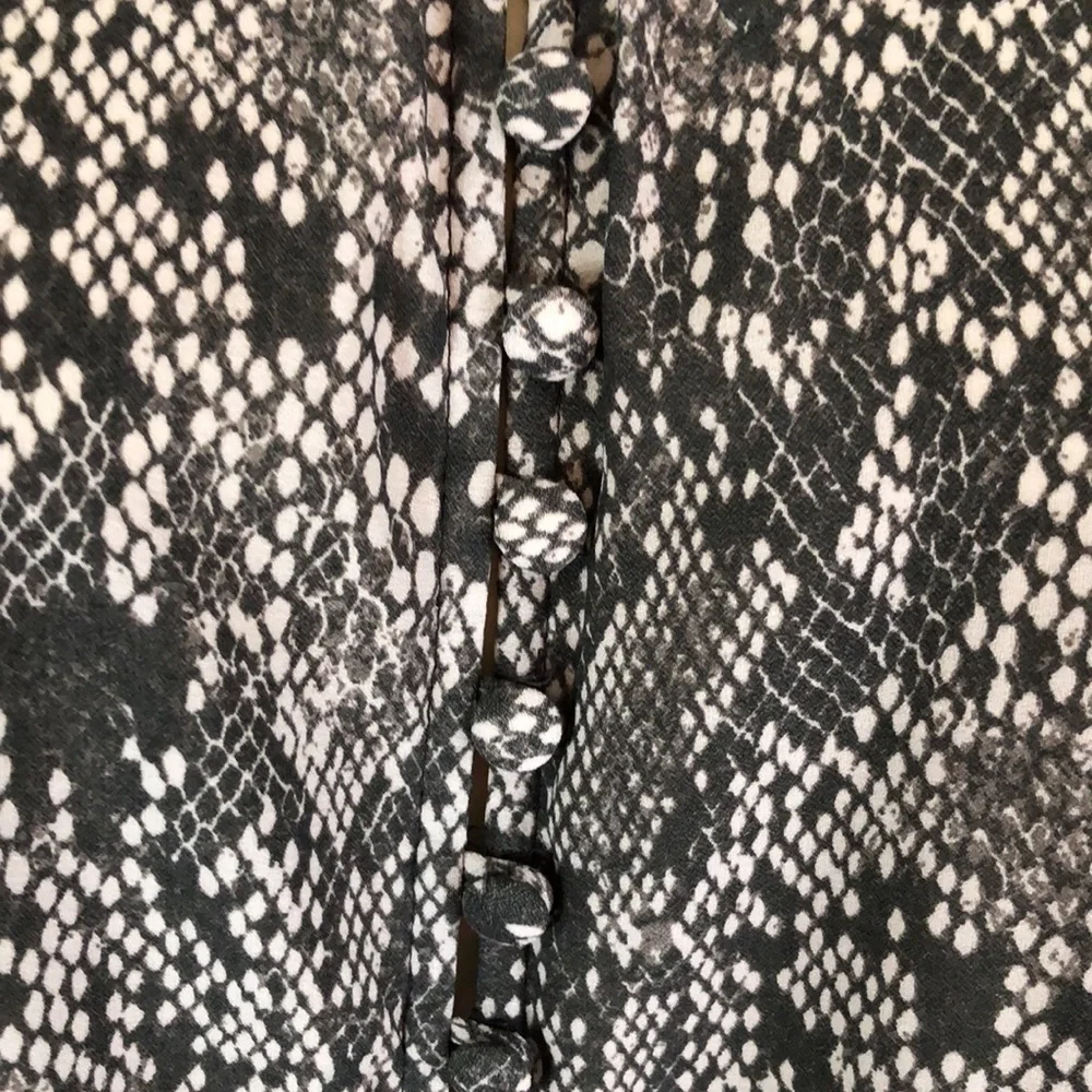 Free People Modern Muse Snakeskin Button Down Peasant Bouse Size Small - Picture 4 of 8